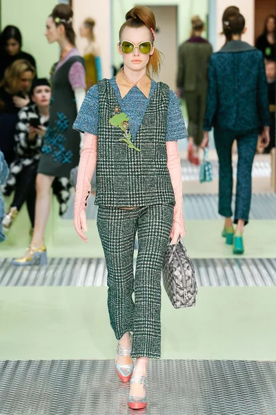 Look 10